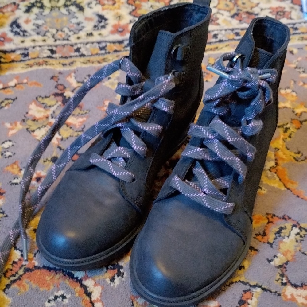 Sorel Wedge 7.5 black fashion boots -- Never Worn